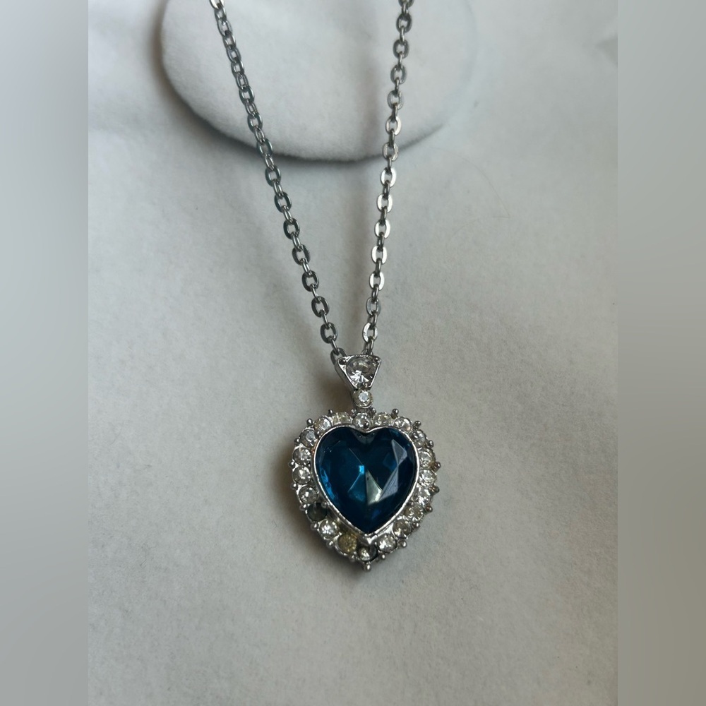 Royal Blue Heart Rhinestone Pendant Necklace Silver Tone Chain Vintage Necklace - Picture 6 of 14